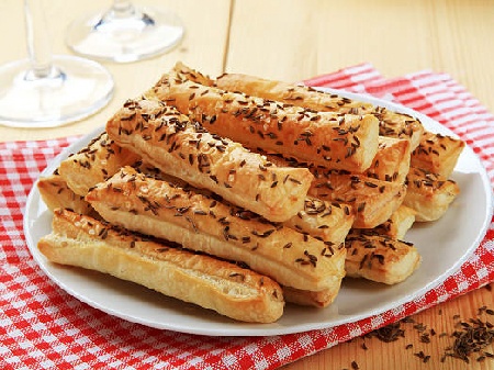 Бабините бързи и вкусни соленки (крекери) със сирене, кисело мляко и ким - снимка на рецептата